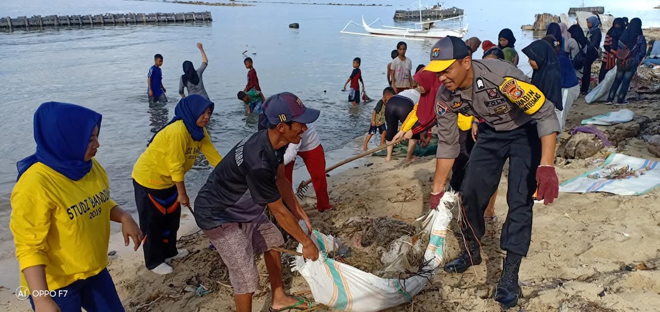 Gotong Royong Bersih Lingkungan